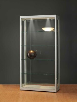 Staubdichte Vitrine 600 silber mit Deckenbeleuchtung