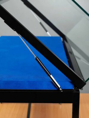 Tischvitrine 1200 silber mit Gasfedern | Aussenmass BxTxH: 1200 x 600 x 920 mm | Höhe Glashaube 250 mm | Aluminium eckig