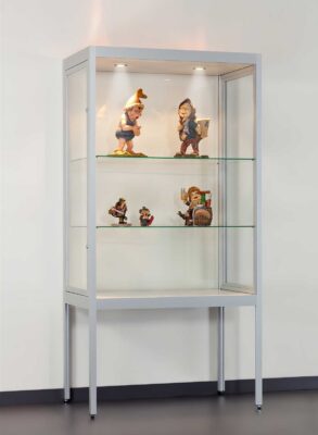 Vitrine staubdicht 1000 silber mit Beleuchtung auf Stelzen