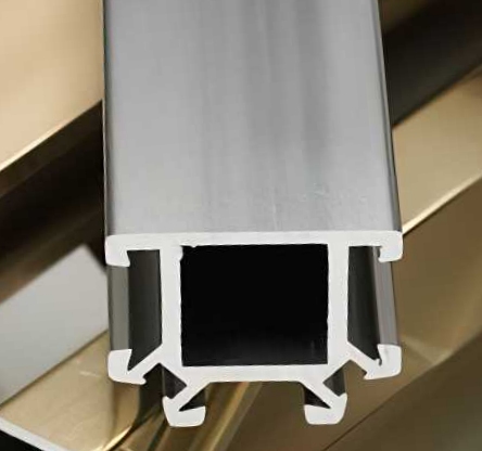 Querschnitt von einem silbenen Aluminiumprofil für eine Vitrine