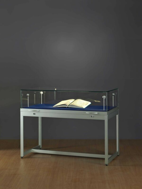 Tischvitrine 1000 silber mit Gasfedern | Aussenmass BxTxH: 1000 x 600 x 920 mm | Höhe Glashaube 250 mm | Aluminium eckig – Bild 4