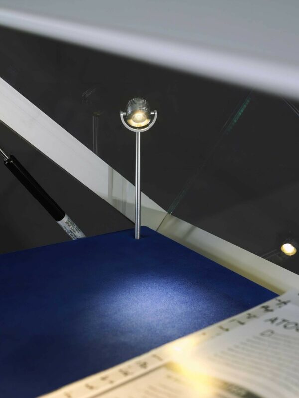 Tischvitrine 1000 silber mit Gasfedern | Aussenmass BxTxH: 1000 x 600 x 920 mm | Höhe Glashaube 250 mm | Aluminium eckig – Bild 10