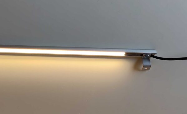 Ein LED-Streifen mit Diffusor für indriektes Licht auf Exponat.Die satineirte Abdeckung sorgt für gedämpftes LIchjt