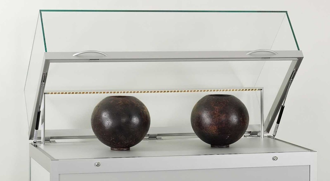 Lichtbrücke mit LED-Strip für eine Tischvitrinen