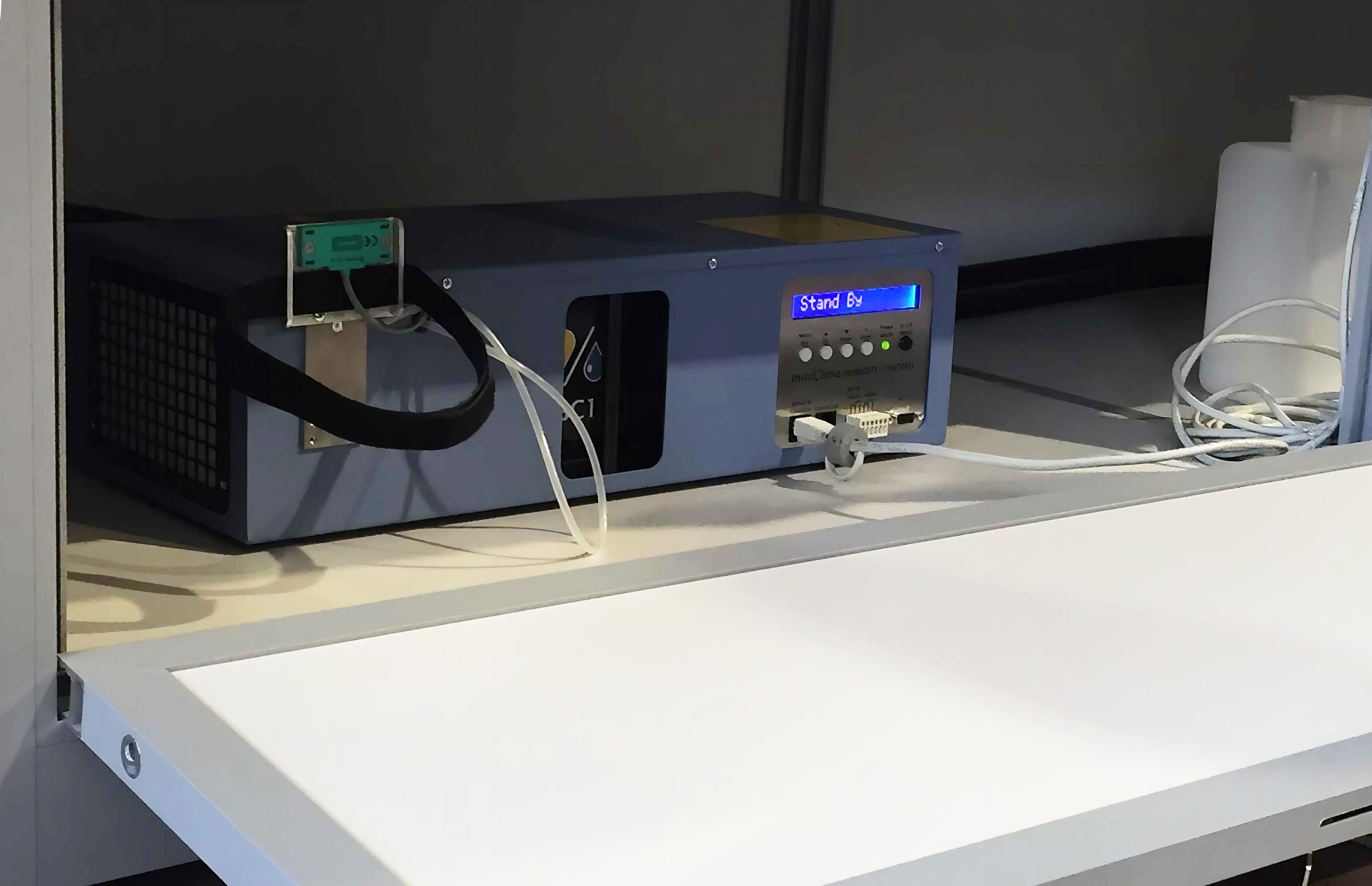 Das MIniklimaanglage lässt sich geschickt in dem Vertrinenunterschrank verstecken