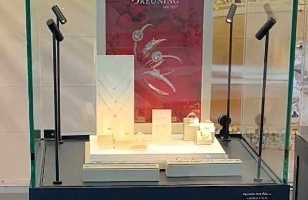 Filigrane schwarze LED-Leuchte für Vitrinen
