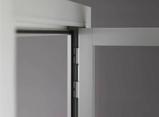 Staubdichte Vitrine 600 silber mit Deckenbeleuchtung