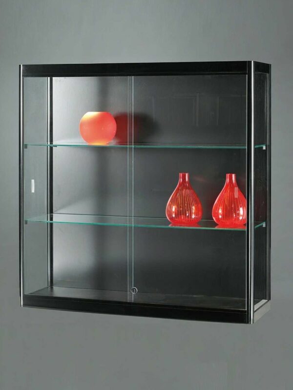 Eine 1m breite Wandvitrine mit schwarzen Profilen und zwei Fachböden