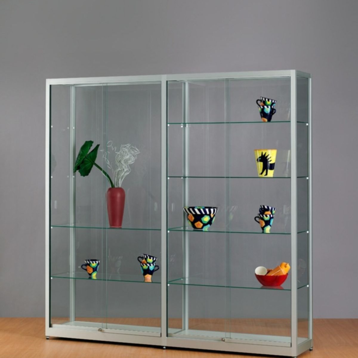 „NL-Vitrine Stand 198 silber“: Schrankvitrine rundum Glas / Alu-Profile